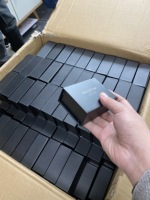 Boîte d'emballage en carton rigide avec fermeture magnétique et logo personnalisé, avec mousse pour les petits appareils électroniques