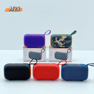 Enceinte sans fil M28 TWS portable d'extérieur avec lumière RGB, support <span class=keywords><strong>de</strong></span> lanière, radio FM, carte TF, BT5.4 pour camping, voyage, fête, cadeau - Product Image 4