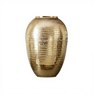 Vase de table en aluminium moderne fait main et personnalisable avec finition texturée, vase décoratif en métal doré - Product Image 2
