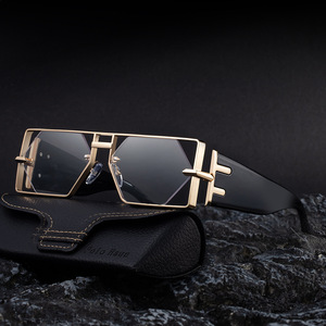 Gafas de Sol Cuadradas con Diseño Hueco JY-5542 para Hombre, Marco Metálico, Protección UV400, Lentes de PC Negras Clase 2, Origen Taizhou - Product Image 4