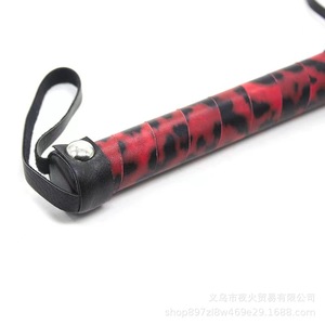 Látigos al por mayor con estampado de leopardo rojo, accesorios de escenario, látigos cortos para entrenamiento, látigos eróticos alternativos para parejas y entrenamiento SM. - Product Image 5