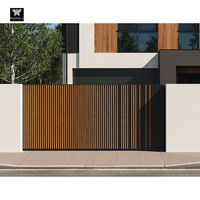 Gemotoriseerde aluminium schuifpoorten met poortopener voor villa, aluminium lamellen tuinpoorten met houten afwerking