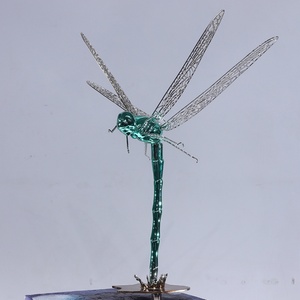 Escultura de Libélula con Diseño de Salpicaduras de Agua en Fibra de Vidrio y Metal, Decoración Artística Realista con Efecto de Deslizamiento por el Agua - Product Image 6