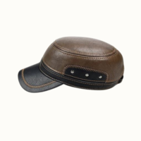 Gorra de Cuero PU Bicolor Personalizada al por Mayor con Detalle de Remache y Costuras en Contraste, Gorra Retro Unisex Estilo Motero, Gorra Plana con Visera