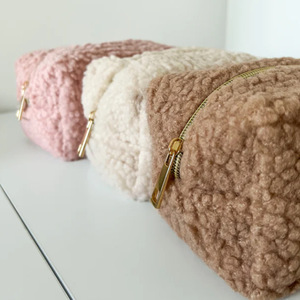 Bolsa de cosméticos de lana de cordero, éxito de ventas transfronterizo, bolsa de almacenamiento para cosméticos de viaje y artículos pequeños, gran capacidad, lana de peluche. - Product Image 4
