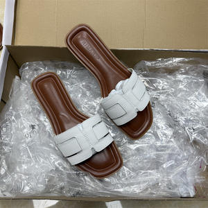 صنادل شاطئ مسطحة للاستخدام الخارجي لعام 2025، صنادل رومانية بحزام حول الكاحل ومقدمة دائرية للنساء، مزينة بالزهور وأحجار الراين والماس بفتحة أمامية - Product Image 6