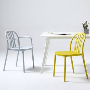 Sedie Impilabili Promozionali per Adulti in Plastica PP con Braccioli, Semplici ed Economiche, per Giardino ed Esterni, con Schienale a Righe - Product Image 2