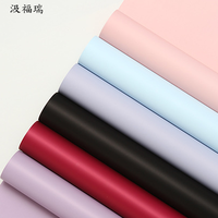 Papier d'emballage artisanal imperméable réutilisable double face enduit de PE pour les arrangements floraux d'anniversaire, panier à fleurs ouvert