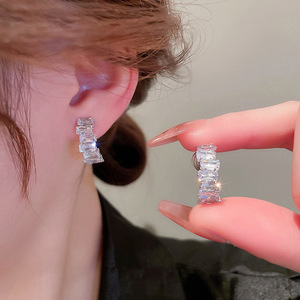 Orecchini a Cerchio Geometrici a Forma di C per Donne, con Accenti di Cristallo Quadrati e Rotondi, Accessori di Moda Minimalista - Product Image 2