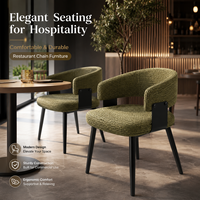 Chaise de salle à manger moderne en bouclette vert mousse, dossier ouvert, accoudoirs incurvés, structure métallique, pieds noirs, pour hôtel, restaurant, café, usage commercial