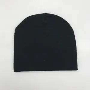 Gorro de invierno negro blanco logo corto cálido alta calidad