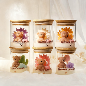 Venta al por mayor E234 velas perfumadas en tarros de cristal creativos con oso de peluche y adornos de flores perfectas para regalo y decoración del hogar - Product Image 3
