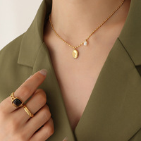 Elegante vergoldete Edelstahl-Halskette mit modischem Anhänger, zarte Kette mit ovalem Charm und Perle für den Alltag.