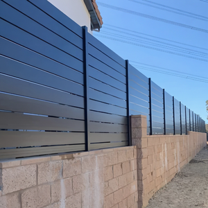 Clôture en lattes d'aluminium verticales blanches avec lampes LED sur poteau pour jardin, terrasse, <span class=keywords><strong>balcon</strong></span>, résidentiel - Product Image 1