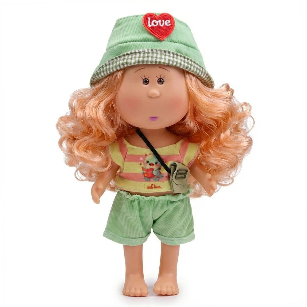 Black slung-fisherman hat backpack t-shirt belt pants