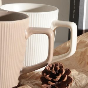 كوب قهوة كبير من السيراميك غير اللامع بسعة 500 مل، كوب شاي من البورسلين بنمط بارز ومخطط عمودياً على الطراز الاسكندنافي عالي الجودة للبيع بالجملة - Product Image 4