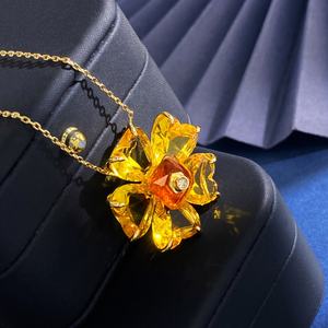 Collar de Clavícula con Flor Chapada en Oro de Plata S925 - Colgante de Circonita Amarilla con Corte Radiante Certificado por HRD, Clásico y Elegante para Bodas y Fiestas - Product Image 1