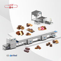 Machine automatique d'enrobage au chocolat pour noix, amandes et cacahuètes, pour la production de snacks.