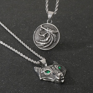 Nordico vichello celtico dagli occhi verdi ciondolo testa di lupo unico lupo ululato luna stella luminosa collana pendente in acciaio inossidabile - Product Image 6