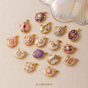 Galería de Relicarios Barrocos |   Colgante de latón chapado en oro de 18 quilates con esmalte pintado a mano y perlas florales, ideal para la creación de joyas. - Product Image 2