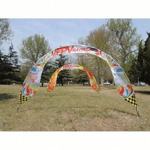 Supports d'affichage extérieurs avec portails individuels en fer et polyester pour accessoires de présentation de drones de course FPV en vente - Product Image 5