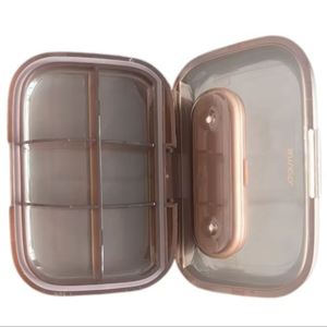 Pilulier de voyage hebdomadaire portable : Organisateur de poche compact pour vitamines, huile de poisson - Idéal pour sac à main, distributeur facile à utiliser, personnalisable - Product Image 1