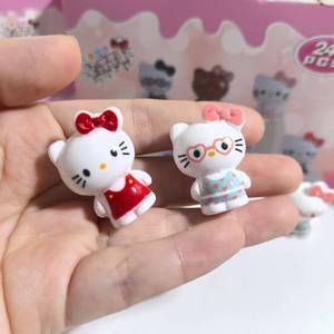 KT Cat Figurines d'animaux en résine mignonnes, Boîte mystère, Ornements créatifs, Figurine chat style Little Red Book, Vente en gros - Product Image 4