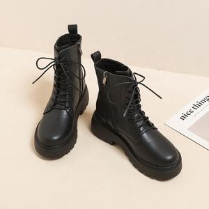 Botines de Estilo Británico para Otoño/Invierno, de Cuero Vacuno Negro con Forro de Piel, Punta Redonda y Cierre de Cordones - Product Image 4