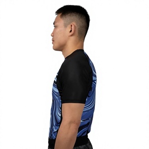 เสื้อรัดกล้ามเนื้อแขนสั้นผู้ชาย พิมพ์ลายคลื่นสีน้ำเงินด้วยเทคนิค Sublimation แห้งเร็ว คุณภาพสูง ผลิตจากโพลีเอสเตอร์ - Product Image 4