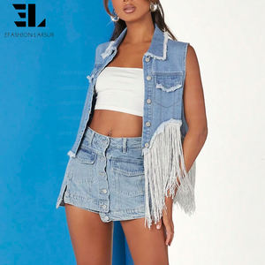 سترة جينز نسائية مخصصة من LARSUR بتصميم عصري مع شراشيب وحواف خام وغسيل متقن - Product Image 5