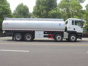 Camion-citerne Runzhixing 26 000 L - Châssis Sinotruk 8x4 pour le transport de fluides de lavage et de fracturation de puits pétroliers - Product Image 2