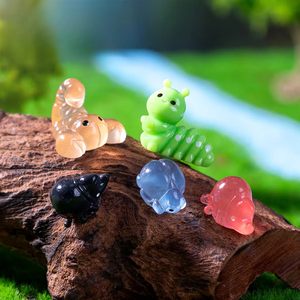 Les nouveaux produits de Weijs présentent des accessoires décoratifs miniatures et des mini-ornements, y compris des insectes simulés. - Product Image 3