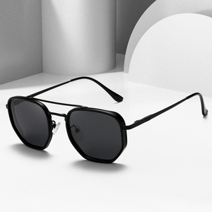 Gafas de Sol Elegantes para Mujer con Lentes Polarizadas TAC, Protección UV400, Bisagras de Resorte, Marco Ligero de Metal TR, Estilo Irregular - Product Image 5