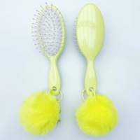 Petite brosse à peigner pour enfants de couleur bonbon. Bienvenue à personnaliser votre propre couleur unique.