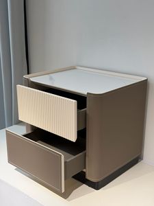 Mesita de Noche Moderna Crema con 2 Cajones, Tapa de Cuero Acanalado <span class=keywords><strong>Blanco</strong></span>, Acabado en <span class=keywords><strong>Pintura</strong></span> Horneada, Cierre Suave, Almacenamiento de Madera Maciza para Dormitorio - Product Image 4