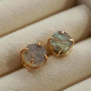 Boucles d'oreilles artisanales en labradorite brute de 8 à 10mm en argent classique avec bijoux en pierre de naissance plaqués or pour cadeaux - Product Image 4