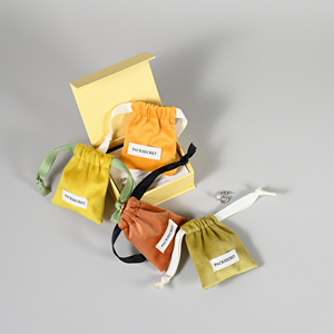 Pochette à bijoux en microfibre colorée personnalisée avec logo, sacs cadeaux à cordon, pochette en tissu avec impression en relief et étiquette - Product Image 2