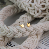 Aretes de Acero Inoxidable 316L con Baño de Oro PVD de 18k, Diseño Simple con Forma de Estrella y Flor, Anti-deslustre, Marca Chris April