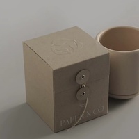Boîte cadeau pliante en papier spécial sur mesure avec fermeture à bouton et logo en relief pour l'emballage de bougies, de thé, de café et de parfums