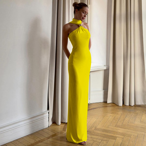 Robe longue de soirée moulante à col halter, sans bretelles, taille naturelle et fente - Product Image 3