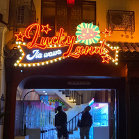 Panneau d'affichage de salle à manger rétro américain Boîte à lumière LED Panneau de porte personnalisé avec personnages lumineux en forme de voiture Source lumineuse de publicité