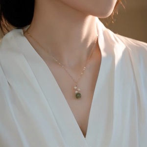 Collar de Clavícula Elegante con Pequeña Flor, Chapado en Oro de 14K, con Perla de Agua Dulce y Diamantes, Estilo Simple y Moderno, Rojo, de Moda en Línea - Product Image 1