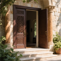 Villa de luxe de style italien avec une porte principale en teck cintré à double battant, design de porte principale, portes d'entrée pour la maison
