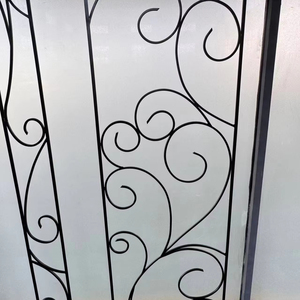 Tập trung vào nghề thủ công bằng sắt rèn phức tạp, có các mẫu cuộn hình chữ S thường thấy, với kính mờ. - Product Image 1