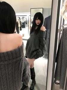 Suéter de punto gris acogedor con hombros descubiertos: suave, holgado y elegante para el estilo otoño/invierno |   Perfecto para usar en capas o de forma individual, realza la figura. - Product Image 4