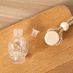 Gran oferta, botella de Perfume colgante de coche decorada con calavera de 8ml, difusor colgante recargable con logotipo personalizado con tapón de rosca embalado en cartón - Product Image 4