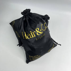 Sacs à cordon en satin noir personnalisés avec impression dorée - Emballage de luxe pour extensions de cheveux et perruques - Product Image 5