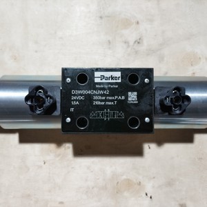 Vanne solénoïde Parker D3W004CNJW42 4 voies 350 bars Commande hydraulique - Product Image 1