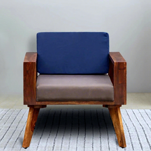 Fauteuil lounge en bois de noyer avec siège et dossier rembourrés, accoudoirs larges, pieds inclinés et design moderne du milieu du siècle - Product Image 1