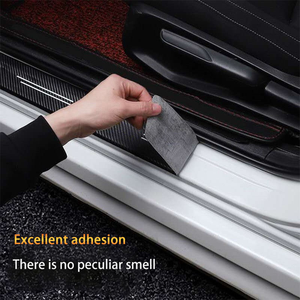 Personalizzabile Logo di lusso <span class=keywords><strong>in</strong></span> fibra di <span class=keywords><strong>carbonio</strong></span> adesivi <span class=keywords><strong>Auto</strong></span> porta porta <span class=keywords><strong>Auto</strong></span> protezione <span class=keywords><strong>in</strong></span> vinile protezione piastra di protezione facile installazione - Product Image 3